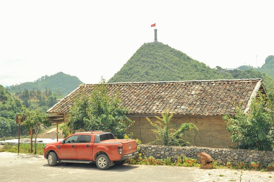  Bất cứ đâu trong thôn Lô Lô Chải - cách cột cờ Lũng Cú 1,4 km, du khách cũng có thể nhìn thấy lá cờ Tổ quốc cắm trên đỉnh núi Long Sơn. Đây là nơi sinh sống của gần 100 hộ, phần lớn là đồng bào dân tộc Lô Lô.