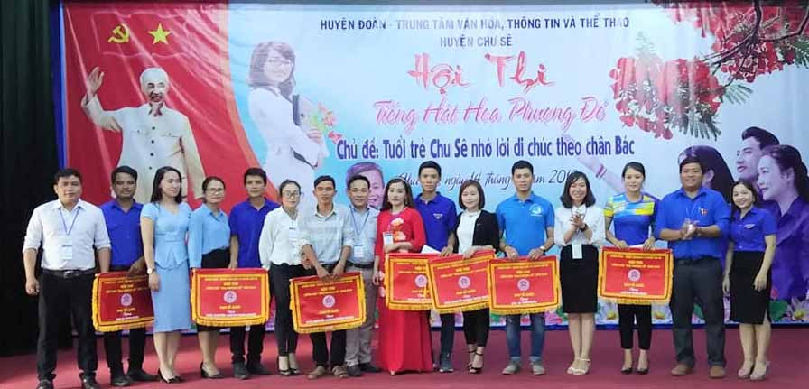 Trao giải cho các đội đạt thành tích cao. Ảnh: Đinh Yến Trao giải cho các đội đạt thành tích cao. Ảnh: Đinh Yến