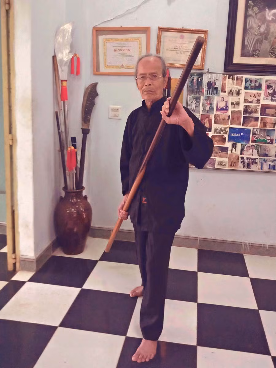 Đại võ sư Năm Tạo biểu diễn quyền thuật.Ảnh: Đình Phê