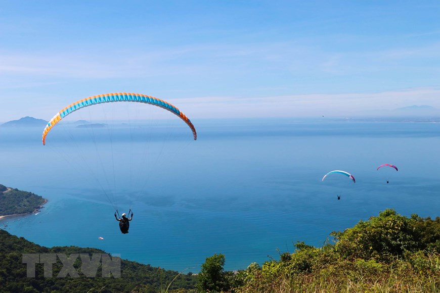  Các vận động viên biểu diễn lượn dù sau khi xuất phát. (Ảnh: Trần Lê Lâm/TTXVN)