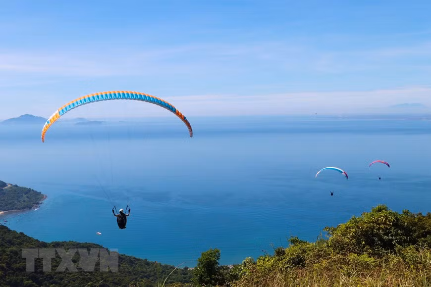  Các vận động viên biểu diễn lượn dù sau khi xuất phát. (Ảnh: Trần Lê Lâm/TTXVN)