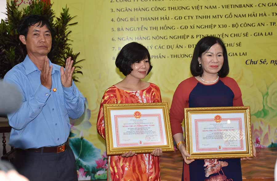 Ông Nguyễn Xuân Thủy-Chủ tịch Hội Nạn nhân chất độc da cam/dioxin huyện Chư Sê trao bằng tri ân cho các đơn vị tài trợ. Ảnh: Hà Phương