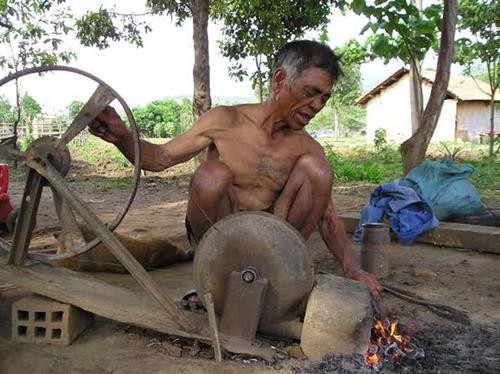 Nghề rèn truyền thống của người Tơ Đrăh (ảnh nguồn dantocmiennui)