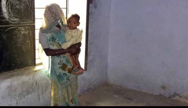 Một bà mẹ trẻ với con nhỏ ở một ngôi làng nghèo miền nông thôn Ấn Độ. (Ảnh: Reuters)