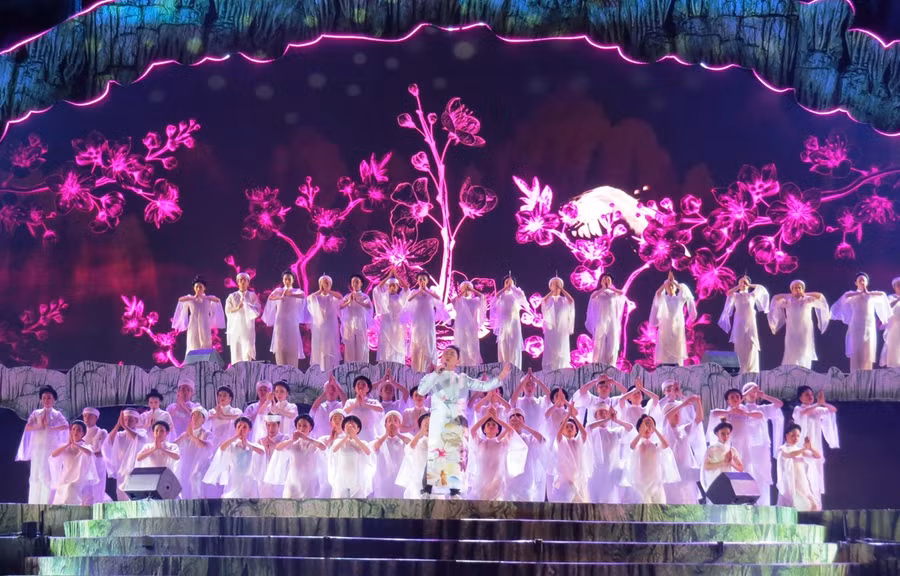  Chương trình nghệ thuật khai mạc Lễ hội mang chủ đề Quảng Bình - Bí ẩn bất tận. (Ảnh: Võ Dung/TTXVN)