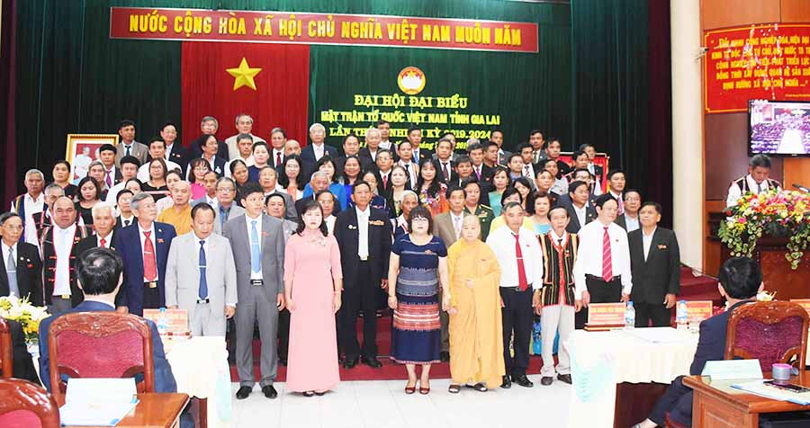  Ủy ban MTTQ Việt Nam tỉnh khóa X ra mắt tại đại hội. Ảnh: Thanh nhật