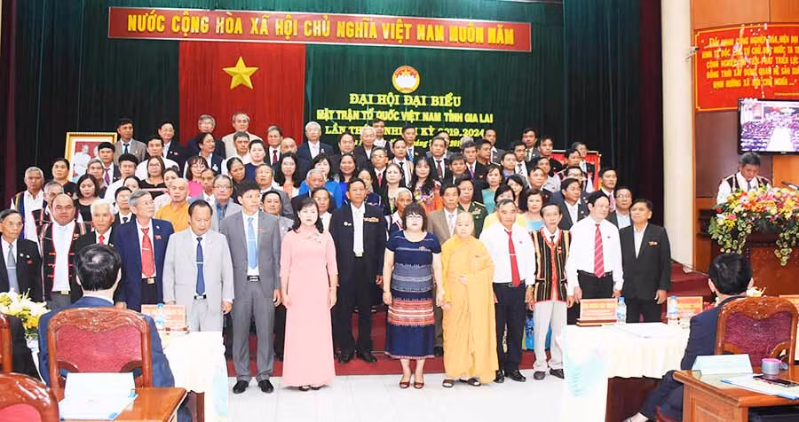  Ủy ban MTTQ Việt Nam tỉnh khóa X ra mắt tại đại hội. Ảnh: Thanh nhật