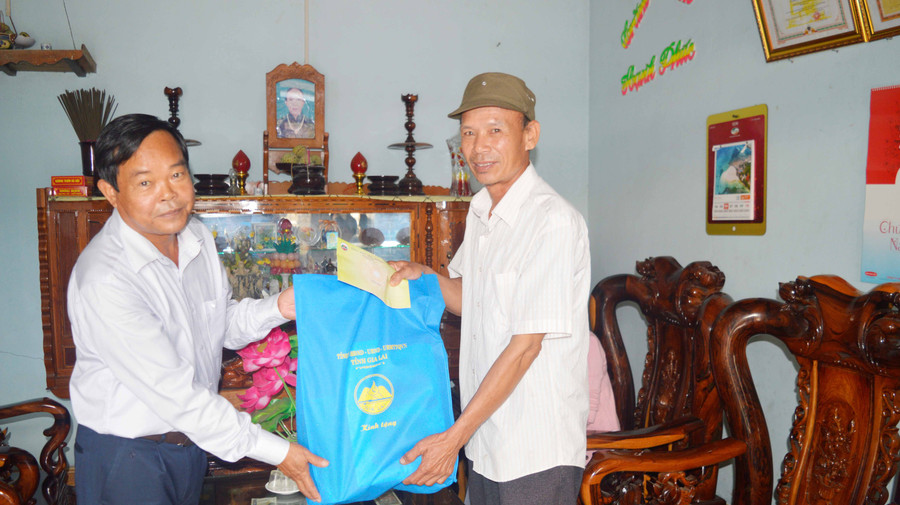 Đồng chí Nguyễn Duy Khánh-Ủy viên Ban Thường vụ Tỉnh ủy, Chủ nhiệm UBKT Tỉnh ủy thăm, tặng quà thương binh Văn Tiến Dũng, thôn 1, xã Hà Ta, huyện Đak Pơ. Ảnh: Đinh Yến