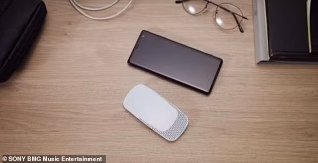 Reon Pocket (màu trắng) có kích thước nhỏ gọn, chỉ bằng một chiếc thẻ tín dụng. (Nguồn: Sony)