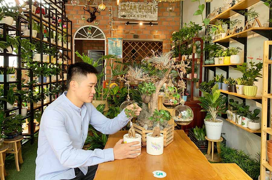  Anh Vũ Bá Linh trong tiệm cây cảnh mi ni của mình. Ảnh: P.L