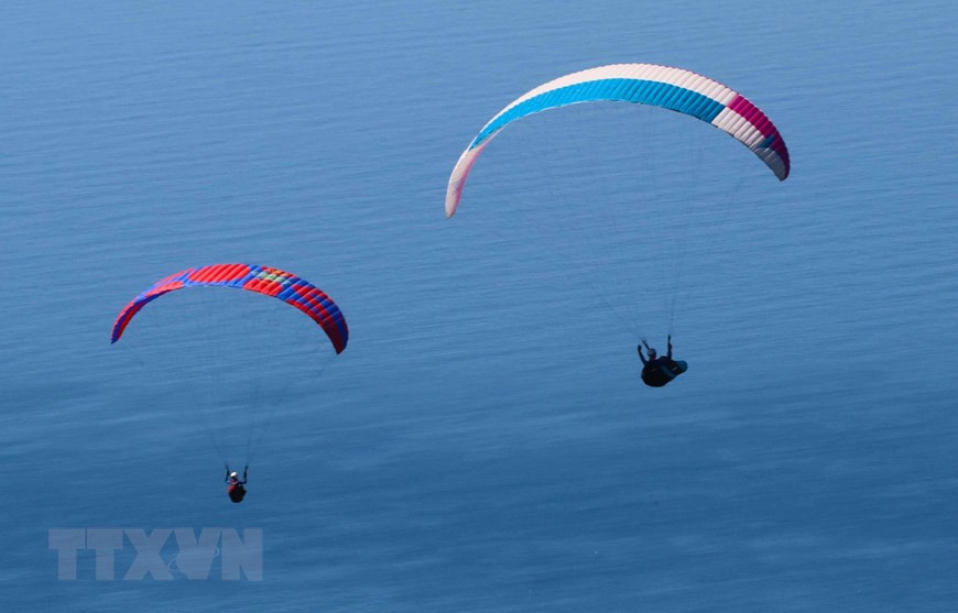  Các vận động viên biểu diễn lượn dù sau khi xuất phát. (Ảnh: Trần Lê Lâm/TTXVN)