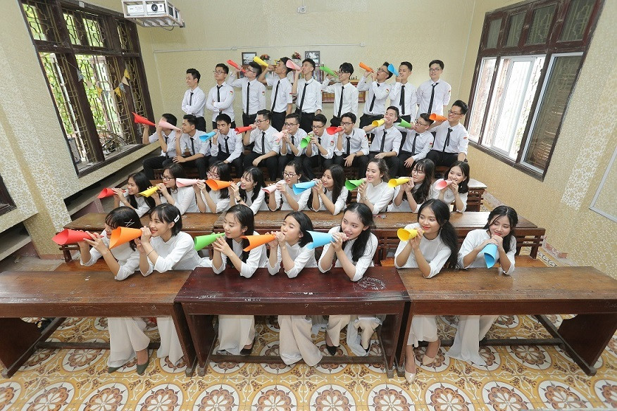 Tập thể lớp 12 chuyên Toán Trường THPT chuyên Hùng Vương, tỉnh Phú Thọ- nơi Hà theo học.