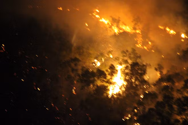 Núi Bà Hỏa ở giữa TP.Quy Nhơn bốc cháy dữ dội