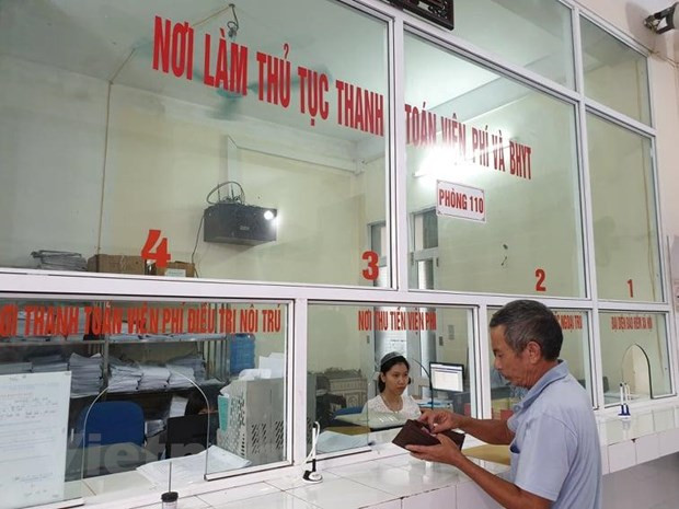  Người bệnh làm thủ tục thanh toán chi phí khám chữa bệnh bảo hiểm y tế. (Ảnh: Thuỳ Giang/Vietnam+)