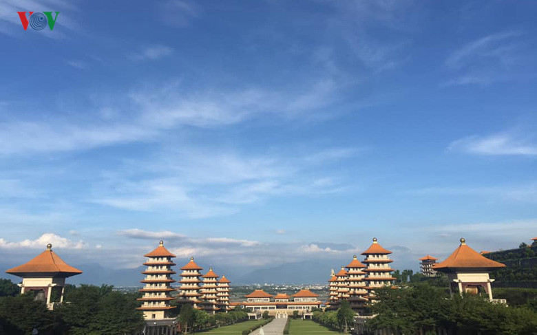  Phật Quang Sơn mở cửa đón khách du lịch vào tất cả các ngày để phục vụ nhân dân và du khách vãn cảnh chùa và chiêm bái đức Phật.