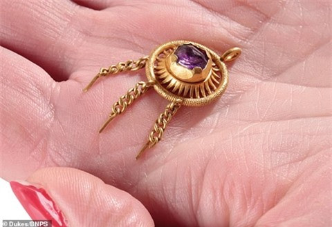  Cận cảnh món đồ được định giá 15.000 bảng