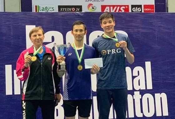  Tiến MInh với chiếc cúp vô địch trên bục nhận thưởng.