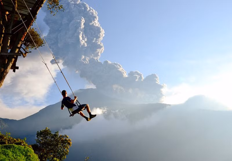 La Casa del Arbol, điểm du ngoạn thô sơ tại Baños, Ecuador , được mệnh danh là nơi “tận cùng thế giới” bởi nhiều lý do. Tại đây, những vị khách không sợ độ cao có thể đánh đu qua những vực sâu phía bên dưới, qua cả miệng núi lửa Tungurahua vẫn đang hoạt động.