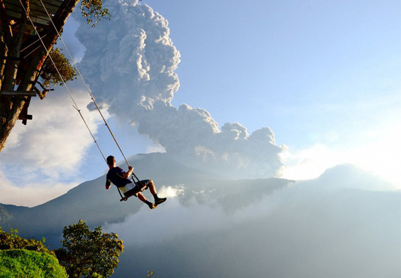 La Casa del Arbol, điểm du ngoạn thô sơ tại Baños, Ecuador , được mệnh danh là nơi “tận cùng thế giới” bởi nhiều lý do. Tại đây, những vị khách không sợ độ cao có thể đánh đu qua những vực sâu phía bên dưới, qua cả miệng núi lửa Tungurahua vẫn đang hoạt động. La Casa del Arbol, điểm du ngoạn thô sơ tại Baños, Ecuador , được mệnh danh là nơi “tận cùng thế giới” bởi nhiều lý do. Tại đây, những vị khách không sợ độ cao có thể đánh đu qua những vực sâu phía bên dưới, qua cả miệng núi lửa Tungurahua vẫn đang hoạt động.