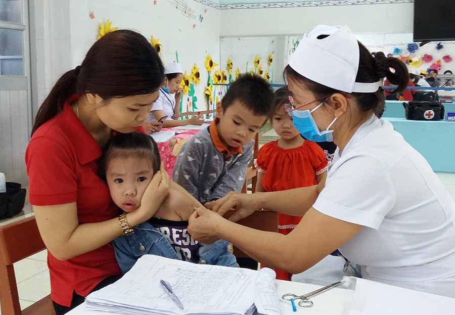  Tiêm vắc xin sởi cho trẻ tại Trường Mầm non Hoa Hồng (phường Hội Thương, TP. Pleiku). Ảnh: N.N
