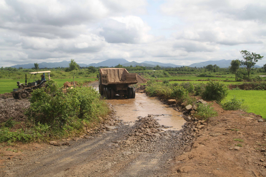  Tình trạng khai thác và vận chuyển đá trái phép tại mỏ đá làng Mơ Nú đã diễn ra trong một thời gian dài. Ảnh: V.N