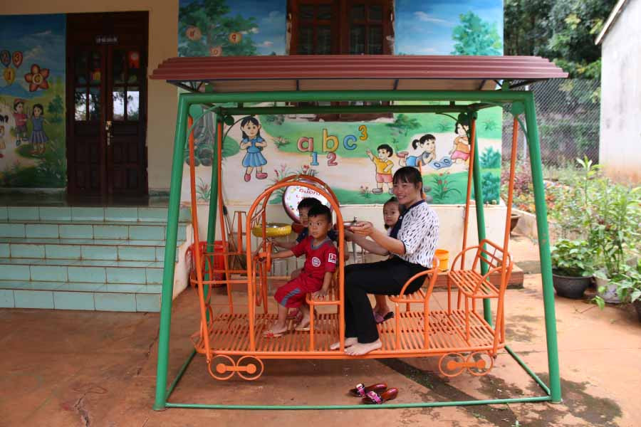 Các cô giáo vừa dạy, vừa chơi cùng các cháu. Ảnh: Chí Hào