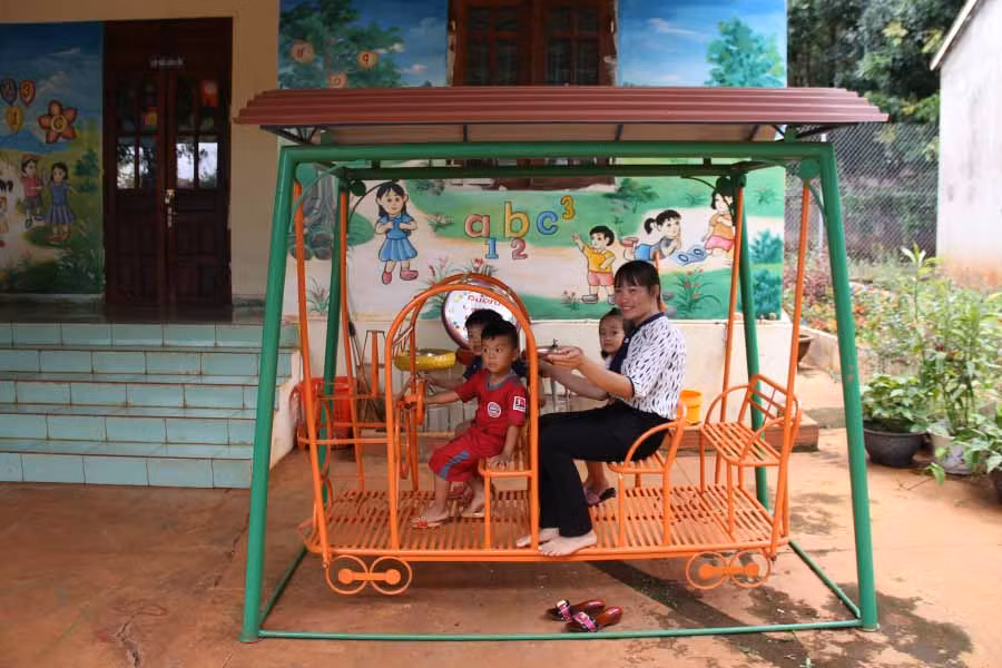 Các cô giáo vừa dạy, vừa chơi cùng các cháu. Ảnh: Chí Hào