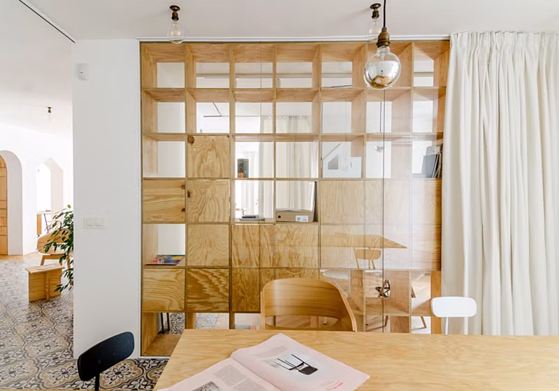 Giá sách được chia đều thành các ô riêng biệt.