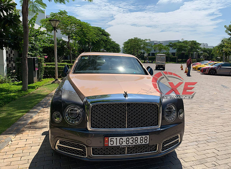  Bên cạnh chiếc Lamborghini Aventador S màu vàng, đại gia Hoàng Kim Khánh cũng góp mặt thêm một chiếc Bentley Mulsanne EWB 2018 với chữ ký trên ca-pô