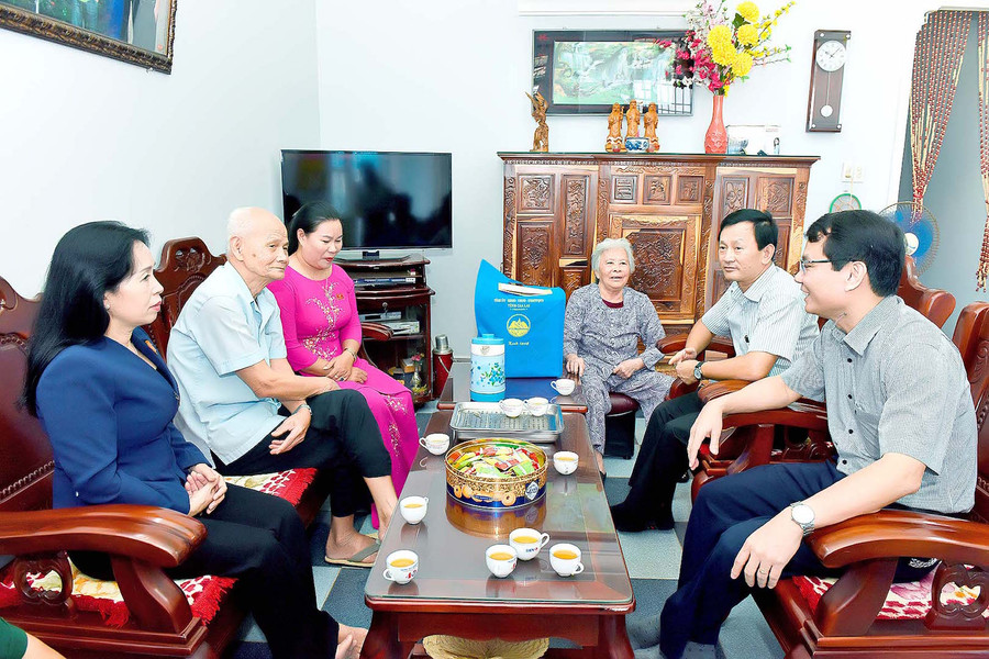 Đồng chí Dương Văn Trang thăm gia đình thương binh Trương Quang Phước (phường Ia Kring, TP. Pleiku). Ảnh: Đức Thụy Đồng chí Dương Văn Trang thăm gia đình thương binh Trương Quang Phước (phường Ia Kring, TP. Pleiku). Ảnh: Đức Thụy