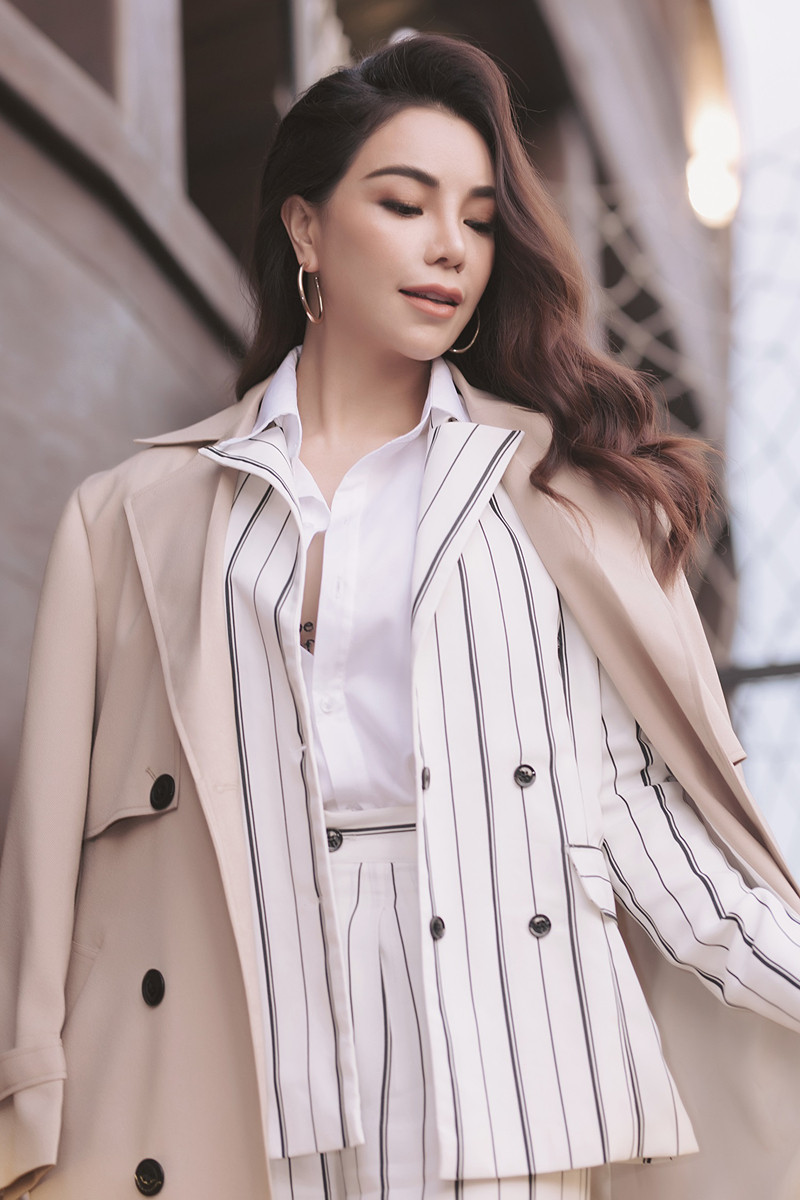 Chiếc áo kết hợp với bộ suit tạo thành 1 set đồ vừa vặn, giúp cô trông nữ tính nhưng cũng có phần quyền lực và cuốn hút hơn. Chiếc áo kết hợp với bộ suit tạo thành 1 set đồ vừa vặn, giúp cô trông nữ tính nhưng cũng có phần quyền lực và cuốn hút hơn.