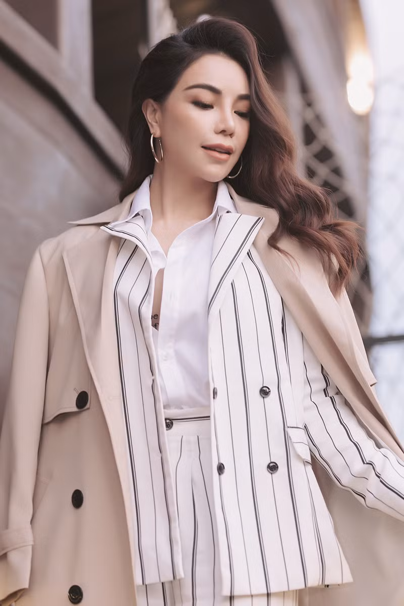 Chiếc áo kết hợp với bộ suit tạo thành 1 set đồ vừa vặn, giúp cô trông nữ tính nhưng cũng có phần quyền lực và cuốn hút hơn.