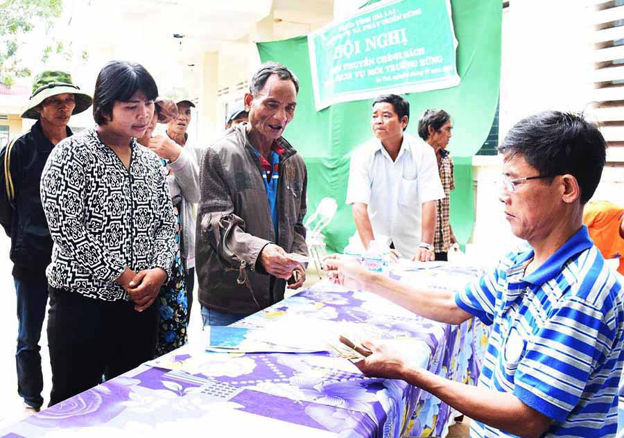 UBND xã Ia Tul (huyện Ia Pa) chi trả tiền DVMTR cho người dân nhận khoán quản lý bảo vệ rừng trên địa bàn. Ảnh: M.N