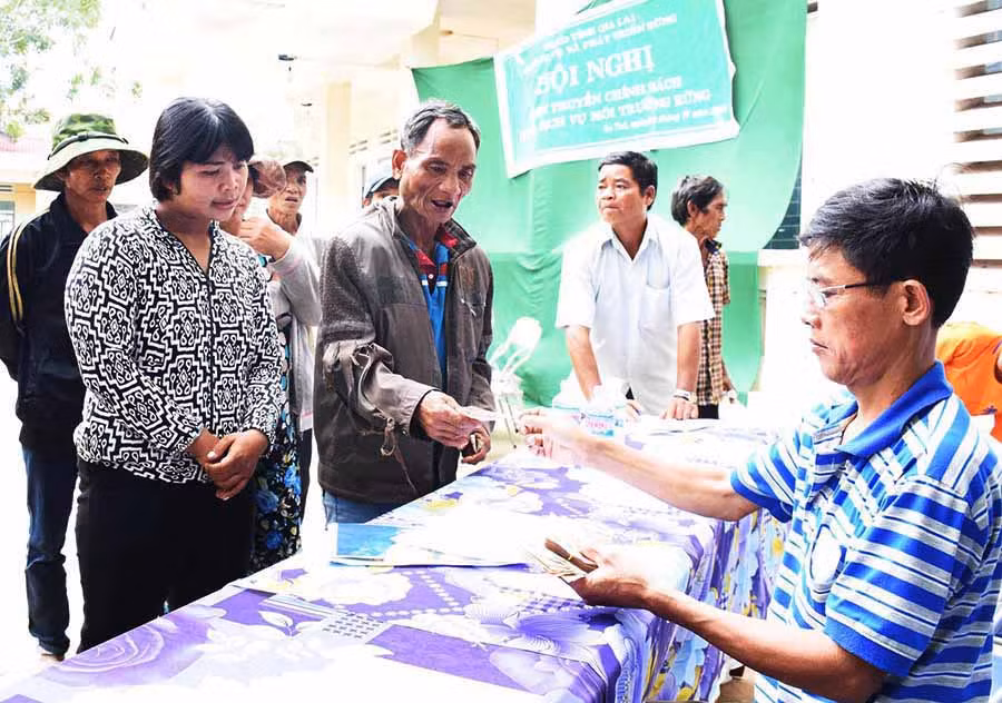 UBND xã Ia Tul (huyện Ia Pa) chi trả tiền DVMTR cho người dân nhận khoán quản lý bảo vệ rừng trên địa bàn. Ảnh: M.N