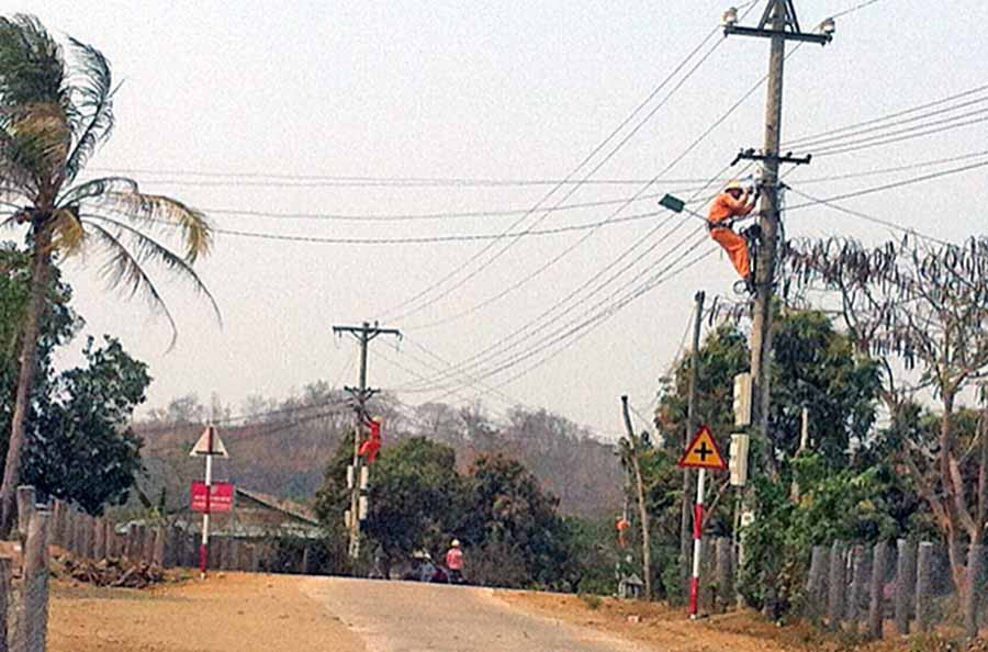  Nhân viên Điện lực Kông Chro kiểm tra hệ thống đường dây, đảm bảo cấp điện ổn định cho khách hàng. Ảnh: C.H