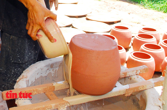  Công đoạn tráng men cho các sản phẩm lu.