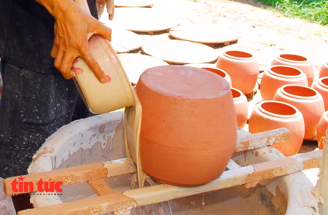  Công đoạn tráng men cho các sản phẩm lu.