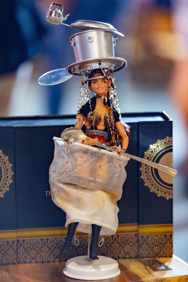  Cà phê phin sữa đá được đánh giá cao về yếu tố trình diễn và hiệu ứng bất ngờ trên sân khấu. Theo chia sẻ từ tác giả Trần Nguyễn Minh Đức, tuy Việt Nam không phải là quốc gia khởi nguồn của cà phê nhưng văn hóa uống cà phê bằng phin đã tạo nên nét độc đáo chỉ có ở Việt Nam-Ảnh: BTC