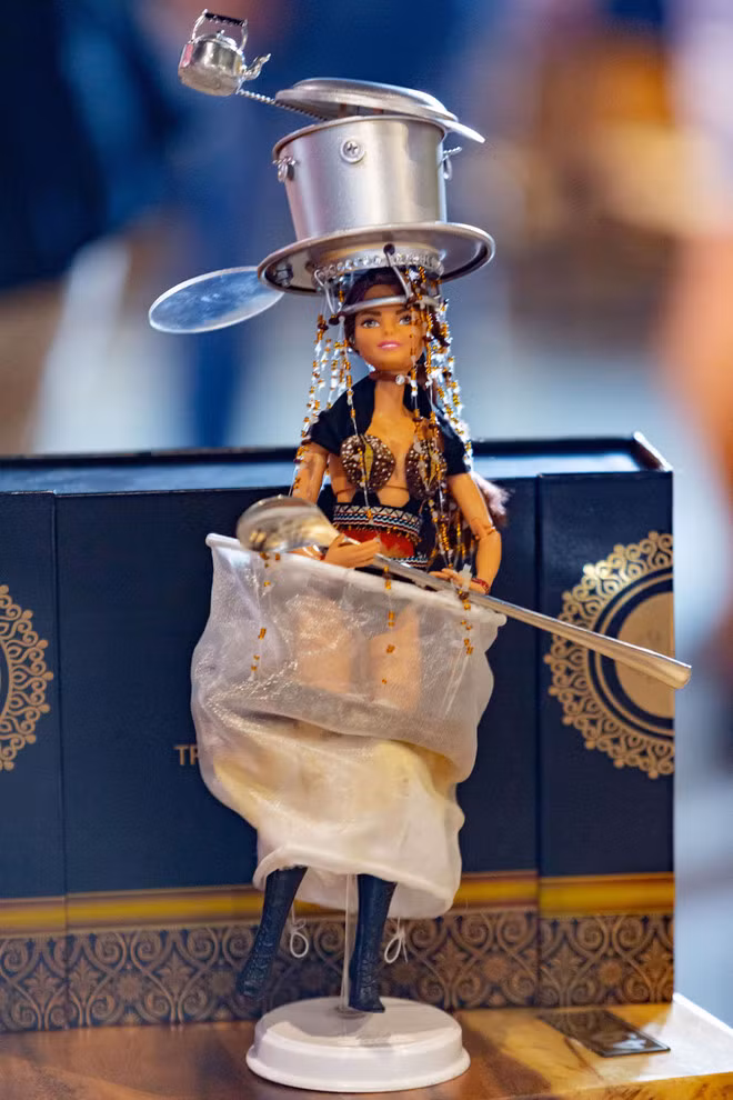  Cà phê phin sữa đá được đánh giá cao về yếu tố trình diễn và hiệu ứng bất ngờ trên sân khấu. Theo chia sẻ từ tác giả Trần Nguyễn Minh Đức, tuy Việt Nam không phải là quốc gia khởi nguồn của cà phê nhưng văn hóa uống cà phê bằng phin đã tạo nên nét độc đáo chỉ có ở Việt Nam-Ảnh: BTC