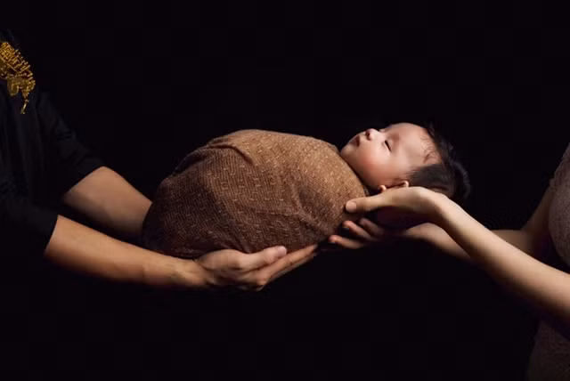 Chụp newborn đòi hỏi kỹ năng chăm sóc trẻ rất cao của người người chụp. Ảnh: Phát Lợi