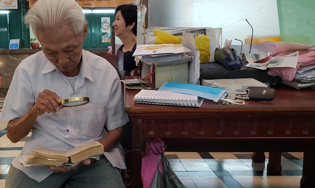 Chiếc kính lúp do một phóng viên nước ngoài tặng đã gắn bó và giúp ông Ngộ rất nhiều trong công việc.