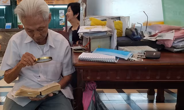 Chiếc kính lúp do một phóng viên nước ngoài tặng đã gắn bó và giúp ông Ngộ rất nhiều trong công việc.