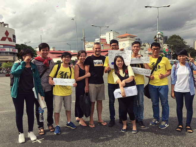 Chi (thứ 4 từ phải qua) tham gia nhiều hoạt động (Ảnh nhân vật cung cấp)