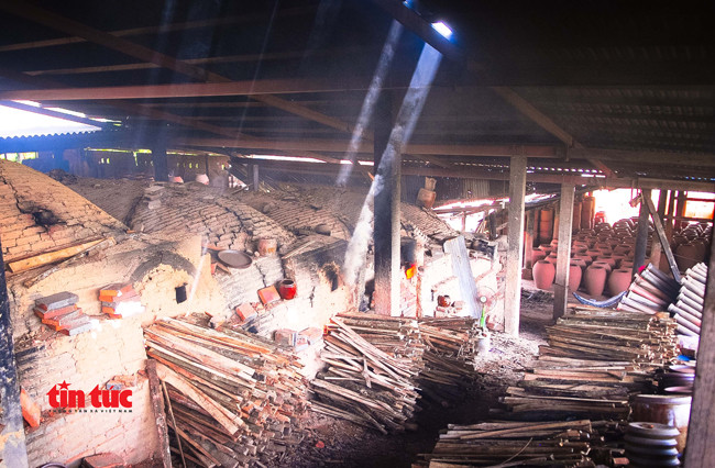 Lò nung Đại Hưng là kiểu lò bao, với hình cuốn như vỏ sò úp nối nhau từ thấp đến cao. Có tổng cộng 15 lò. Hai bên lò có cửa để đưa sản phẩm vào. Sau khi chất đầy sản phẩm vào lò, các cửa lò sẽ được xây trám, bịt kín, chỉ chừa một lỗ nhỏ để tiếp củi vào và quan sát lửa. Lò được đốt trong 4-6 tiếng.