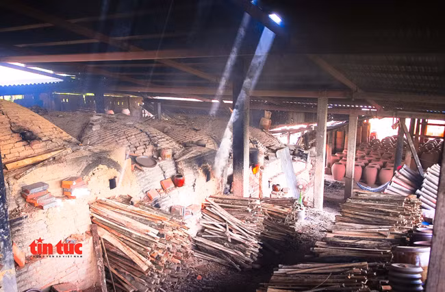 Lò nung Đại Hưng là kiểu lò bao, với hình cuốn như vỏ sò úp nối nhau từ thấp đến cao. Có tổng cộng 15 lò. Hai bên lò có cửa để đưa sản phẩm vào. Sau khi chất đầy sản phẩm vào lò, các cửa lò sẽ được xây trám, bịt kín, chỉ chừa một lỗ nhỏ để tiếp củi vào và quan sát lửa. Lò được đốt trong 4-6 tiếng.