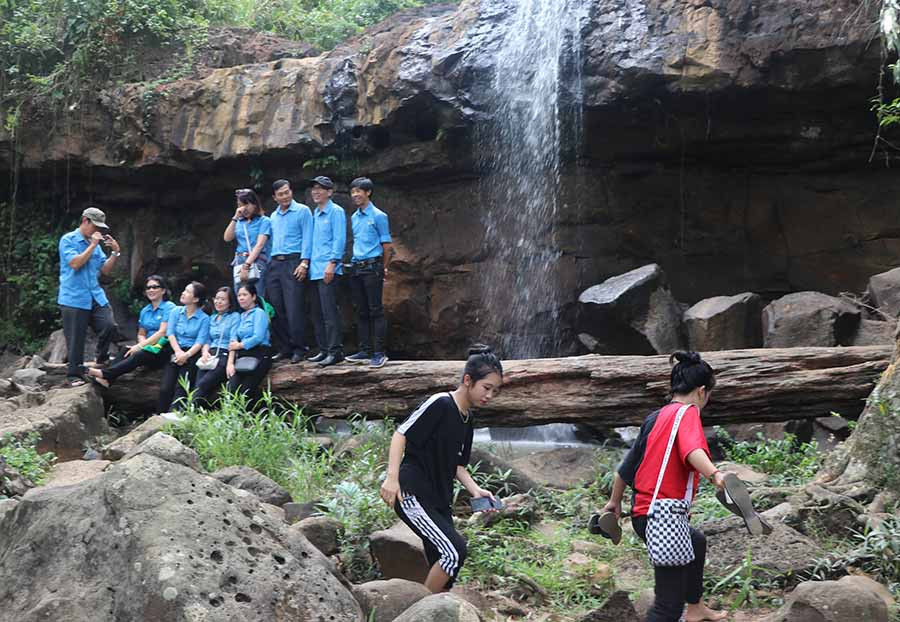  Đông đảo du khách đến tham quan thác Hang Dơi (thị trấn Kbang). Ảnh: N.M