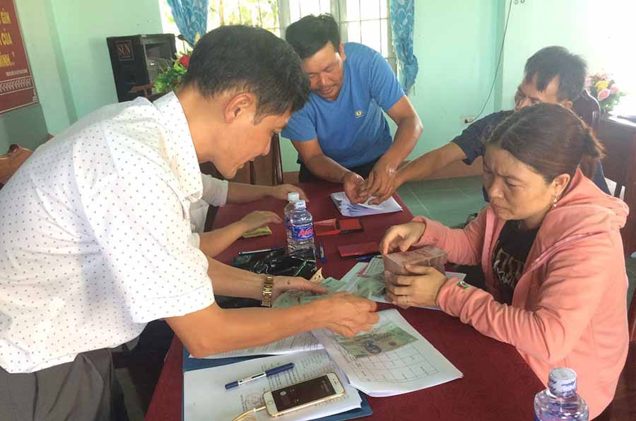  Tổ chức chi trả tiền đền bù cho 23 hộ dân tại xã Tân An. Ảnh: N.H