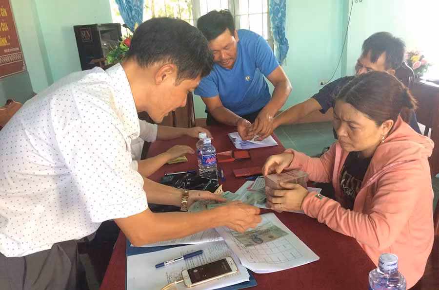  Tổ chức chi trả tiền đền bù cho 23 hộ dân tại xã Tân An. Ảnh: N.H