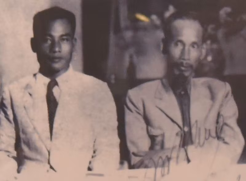 Chủ tịch Hồ Chí Minh (phải) và Hoàng thân Souphanouvong bàn việc phối hợp kháng chiến giữa Việt Nam và Lào tại Hà Nội ngày 04/09/1945. Ảnh tư liệu: Bảo tàng Hồ Chí Minh