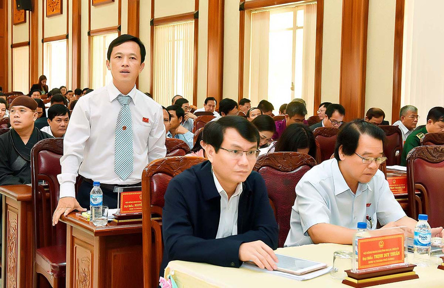Đại biểu Nguyễn Trung Kiên-Phó Trưởng ban Kinh tế-Ngân sách HĐND tỉnh chất vấn tại kỳ họp. Ảnh: Đức Thụy